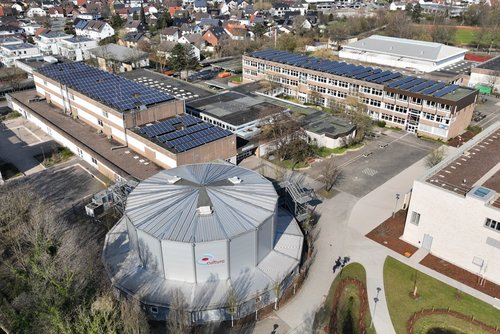 Das Foto zeigt Schulgebäude und die Cultura aus der Luft.