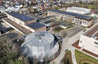 Das Foto zeigt Schulgebäude und die Cultura aus der Luft.