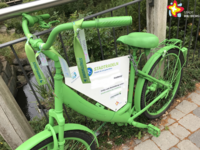 Grünes Fahrrad mit Hinweisschild aufs Stadtradeln.
