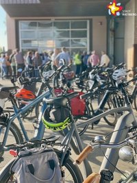Es sind Fahrradlenker zu sehen und Menschen im Hintergrund.
