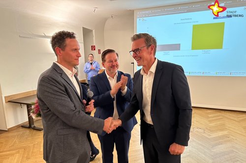 Die drei Genannten stehen in der Wahllobby. Florian Kapp gibt Andreas Sunder die Hand.