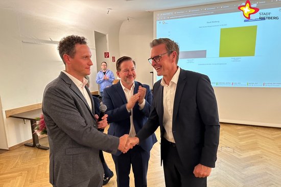 Die drei Genannten stehen in der Wahllobby. Florian Kapp gibt Andreas Sunder die Hand.