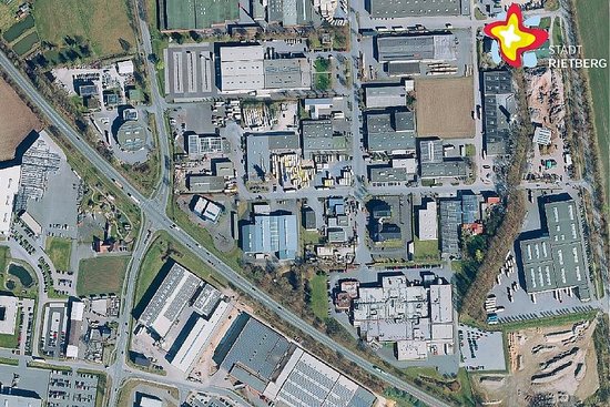 Dieses Luftbild zeigt ein Gewerbegebiet in Rietberg aus der Vogelperspektive.