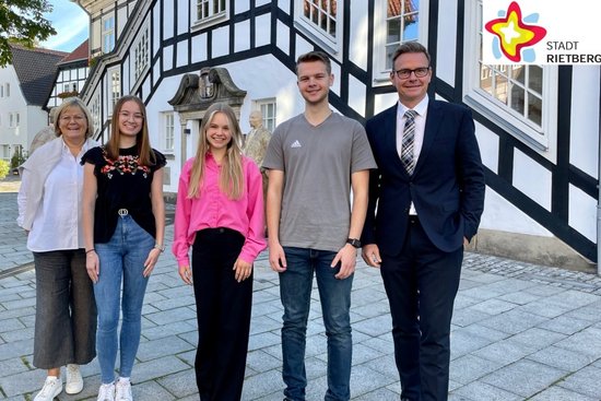 Astrid Karweger, Christina Wiedemann, Madleen Lückenotto, Elias Wolf und Bürgermeister Andreas Sunder stehen nebeneinander vor dem Historischen Rathaus.