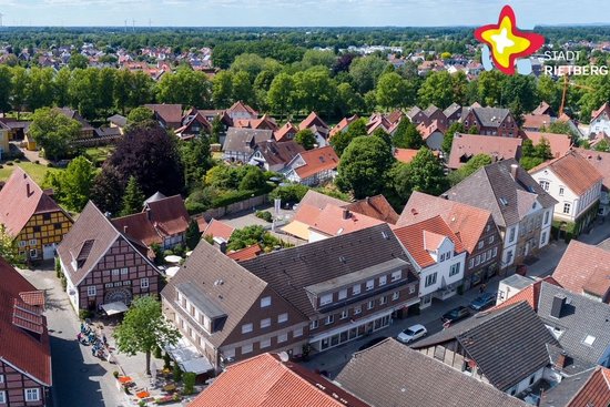 Zu sehen ist die Historische Innenstadt von oben. Insbesondere Gebäude sind im Bild, aber auch einige Bäume.