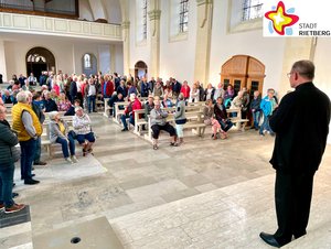 Pfarrer Andreas Zander begrüßte mehr als 180 Gäste in der St.-Laurentius-Kirche.
