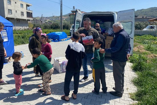 Ahmet Tümay verteilt Hilfsgüter an die Bevölkerung.