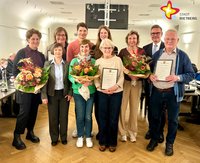 Die Geehrten und Bürgermeister Andreas Sunder. Einige halten Blümchen oder eine Urkunde in den Händen.