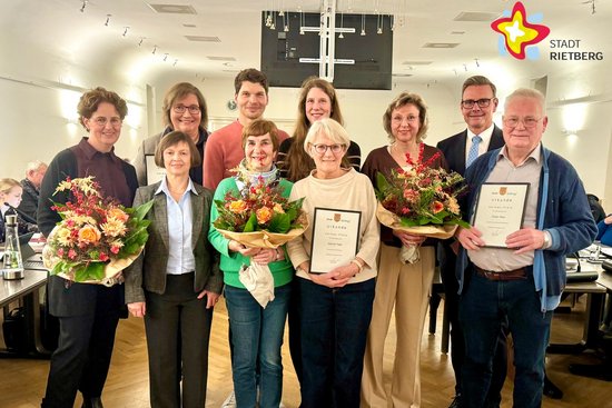 Die Geehrten und Bürgermeister Andreas Sunder. Einige halten Blümchen oder eine Urkunde in den Händen.