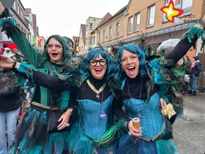 Mit Pfauenfedern auf dem Rücken und in türkis-blauen Farben gehalten, ist dieses Kostüm ein echter Hingucker.