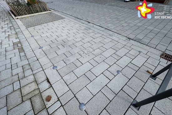 Parkfläche mit hellen Steinen.
