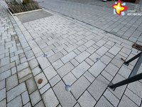 Die Park-Fläche hat helle Steine.