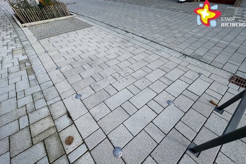 Die Park-Fläche hat helle Steine.