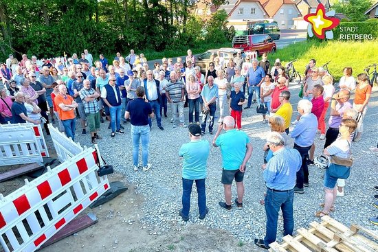 Vor der noch im Bau befindlichen Wohncontaineranlage am Rüschfeld gab Bürgermeister Andreas Sunder einige Informationen.