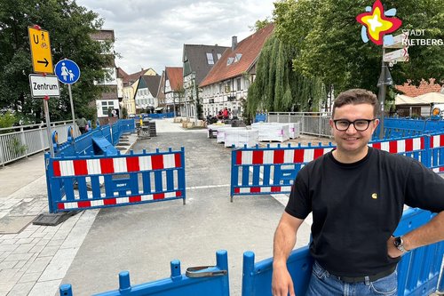 Jan Stephan steht auf der Rathausstraße an einer Absperrbacke und schaut in die Kamera.