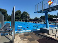 Das Bild zeigt das Schwimmerbecken und das 3-Meter-Brett.