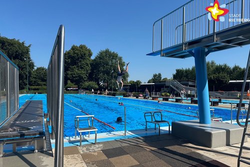 Das Bild zeigt das Schwimmerbecken und das 3-Meter-Brett.