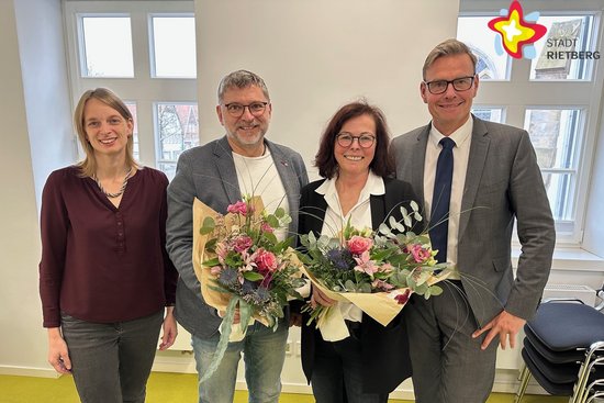 Daniela Täffner und Bürgermeister Andreas Sunder stehen links und rechts von Matthias Czerniak und Michaela Pietzonka, die jeweils einen Blumenstrauß in den Händen halten und in die Kamera lächeln.