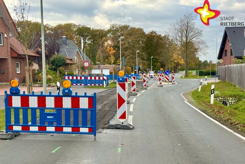 Warnbarken auf einer Straße sperren diese zur Hälfte für den Autoverkehr ab.
