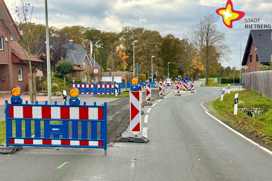 Warnbarken auf einer Straße sperren diese zur Hälfte für den Autoverkehr ab.