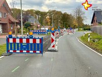 Warnbarken auf einer Straße sperren diese zur Hälfte für den Autoverkehr ab.