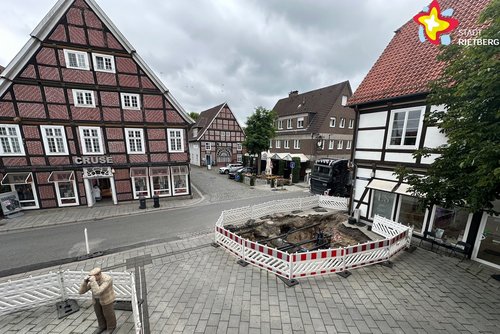 Zu sehen ist der Vorplatz des Historischen Rathauses von oben. In der Mitte ist bereits ein Loch in der Erde, weil Bauarbeiten stattfinden.