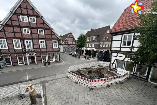 Zu sehen ist der Vorplatz des Historischen Rathauses von oben. In der Mitte ist bereits ein Loch in der Erde, weil Bauarbeiten stattfinden.