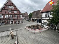 Zu sehen ist der Vorplatz des Historischen Rathauses von oben. In der Mitte ist bereits ein Loch in der Erde, weil Bauarbeiten stattfinden.