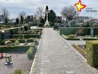 Das Foto zeigt Gräber (rechts und links) mit einem Gang in der Mitte. Das Wetter ist gut.