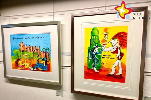 Zwei Bilder von Udo Lindenberg: "Heimweh nach Mallorca", links, auf dem Udo Lindenberg vor der Kathedrale von Palma mit einer Frau anstößt, und "Ahoi Hamburg" (rechts), auf dem Udo Lindenberg vor dem Hamburger Michel mit einer Frau anstößt.