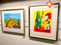 Zwei Bilder von Udo Lindenberg: "Heimweh nach Mallorca", links, auf dem Udo Lindenberg vor der Kathedrale von Palma mit einer Frau anstößt, und "Ahoi Hamburg" (rechts), auf dem Udo Lindenberg vor dem Hamburger Michel mit einer Frau anstößt.