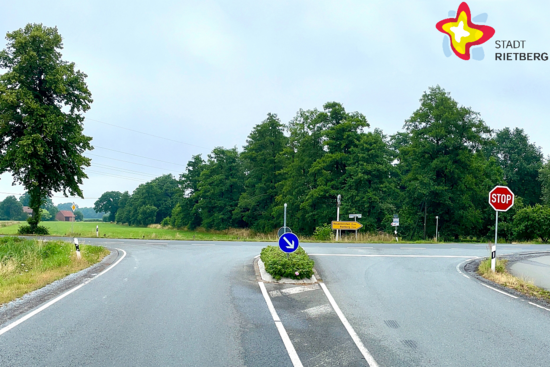 Hier trifft eine breite Straße auf eine andere Straße, auf die man nur nach links oder rechts abbiegen kann.