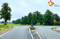Hier trifft eine breite Straße auf eine andere Straße, auf die man nur nach links oder rechts abbiegen kann.