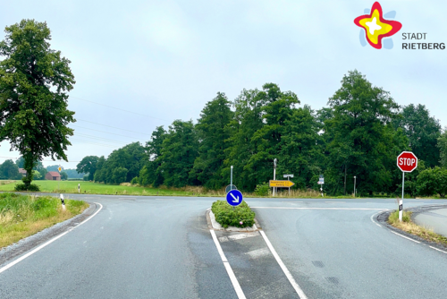 Hier trifft eine breite Straße auf eine andere Straße, auf die man nur nach links oder rechts abbiegen kann.