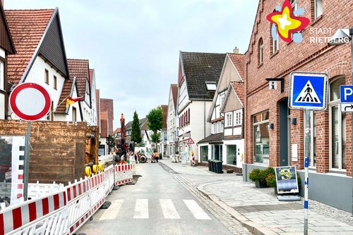 Die Rathausstraße ist ab der Touristikinformation, rechts im Bild, für den Fahrzeugverkehr gesperrt. Entsprechende Schilder vor der eingerichteten Baustelle zeigen dies an.