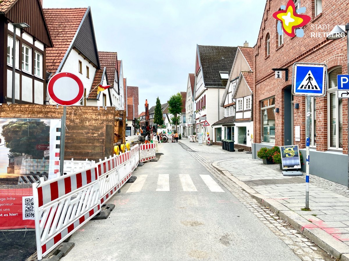 Die Rathausstraße ist ab der Touristikinformation, rechts im Bild, für den Fahrzeugverkehr gesperrt. Entsprechende Schilder vor der eingerichteten Baustelle zeigen dies an.
