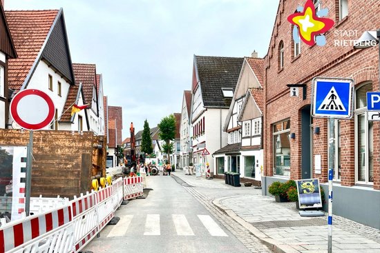 Die Rathausstraße ist ab der Touristikinformation, rechts im Bild, für den Fahrzeugverkehr gesperrt. Entsprechende Schilder vor der eingerichteten Baustelle zeigen dies an.