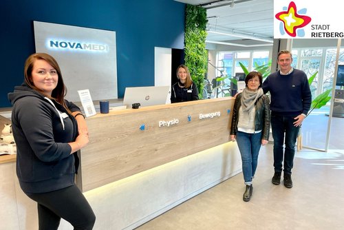 Novamedi-Standortleiterin Ludmilla Geer und Mitarbeiterin Aljana Wiens stehen zusammen mit Wirtschaftsförderin Renate Pörtner und Bürgermeister Andreas Sunder im Empfnagsbereich von Novamedi.
