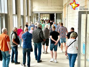Dutzende Menschen spazieren durch die Betongägne der Baustelle für das künftige Gymnasium.