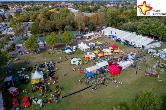 Luftbildaufnahme von 2018. Zu sehen sind Zelte und diverse Aussteller unter freiem Himmel auf Rasen.