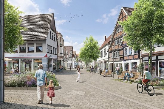 Dieser Blick vom Historischen Rathaus in Richtung Süden zeigt die ebenerdige Pflasterung, die bequemen Sitzbänke und zusätzliches Grün in der Rathausstraße.