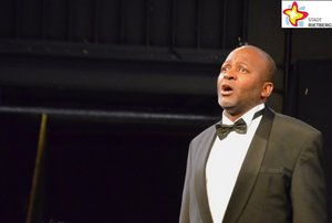 Der südafrikanische Tenor Musa Nkun singt.