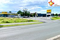 Im Hintergrund einer leren asphaltierten Straße ist der Lebensmittelmarkt Netto zu sehen.