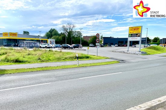 Im Hintergrund einer leren asphaltierten Straße ist der Lebensmittelmarkt Netto zu sehen.