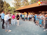 Die genannten Personen und viele weitere stehen vor einer Scheune auf dem Hof.