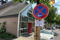 Zu sehen ist ein Parkverbotsschild mit dem Hinweis "Gültig ab dem 16.06.2025 ab 7 Uhr". Im Hintergrund stehen zwei geparkte Autos. Links im Bild ist das Pfarrheim zu sehen.