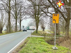 An der Wiedenbrücker Straße weist ein Umleitungsschild nach links in die Straße Rottwiese.
