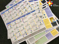 Mehrere farbige Kalenderblätter liegen aufgefächert übereinander.