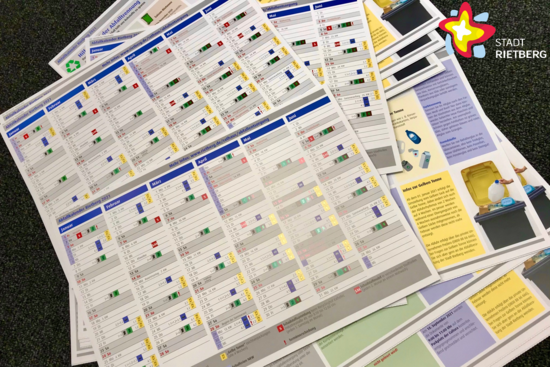 Mehrere farbige Kalenderblätter liegen aufgefächert übereinander.