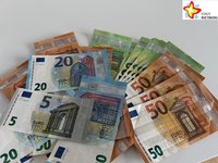Mehrere hundert Euro liegen in unterschiedlichen Scheinen gefächert auf einem Tisch.